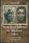 NEUKOJENÝ MILENEC VE SKLENĚNÉ RAKVI